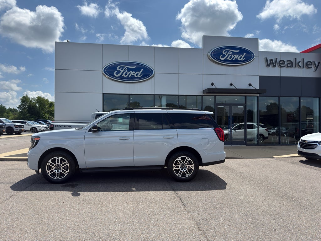 2025 Ford Expedition Active in Lt Gray — front three-quarter view