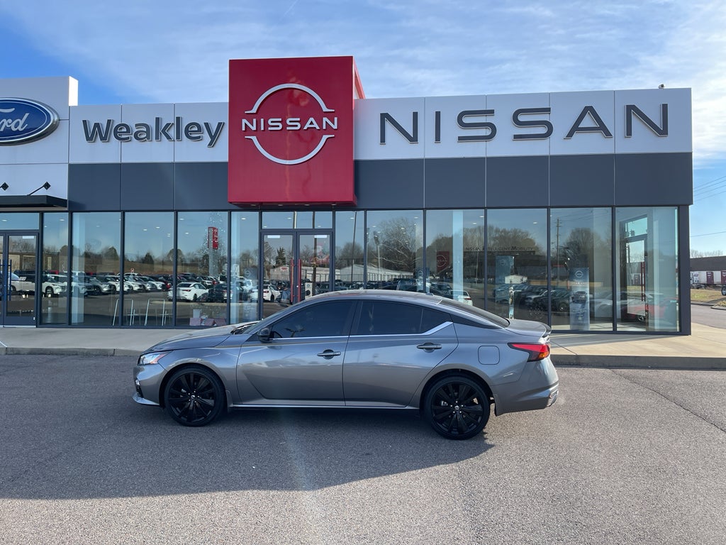 2022 Nissan Altima 2.5 SR in Gun Metallic — front three-quarter view
