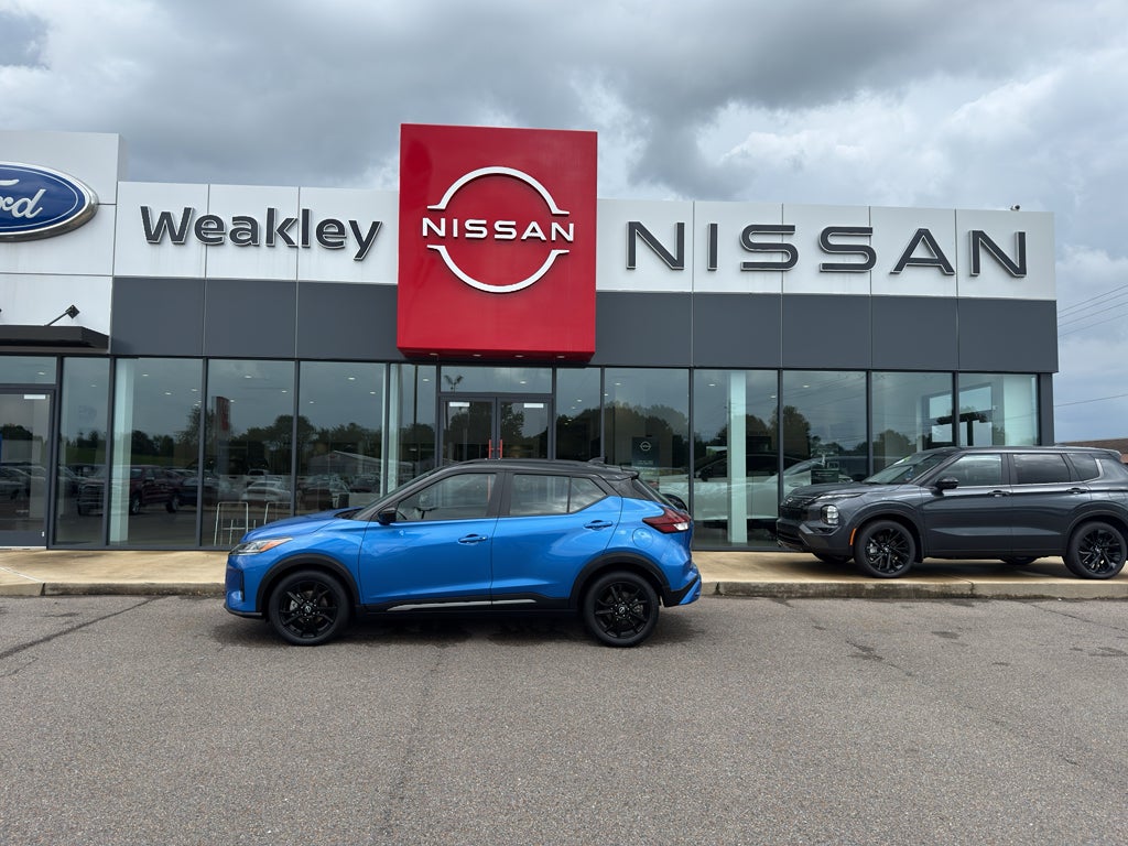 2023 Nissan Kicks SR in 2T Blu Blk — front three-quarter view