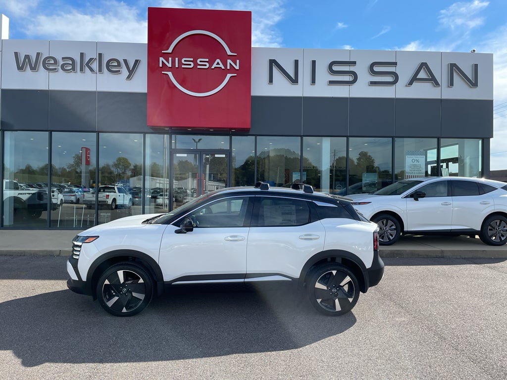 2026 Nissan Kicks SR in 2T Wht Blk — front three-quarter view